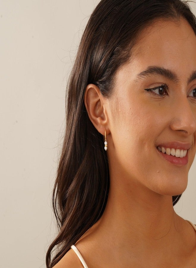 Robaice أقراط متدلية من اللؤلؤ مطلية بالذهب عيار 14 قيراطًا للنساء، أقراط حلقية صغيرة من اللؤلؤ مع فاصلين، أقراط زفاف ذهبية رقيقة مضادة للحساسية، هدايا مجوهرات عصرية للنساء - Image 4